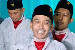 Ruben Onsu Kibarkan Merah Putih di Bawah Akuarium Hiu Sea World Ancol