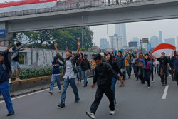 Masa Aksi di Gedung DPR RI Ditembaki Meriam Air