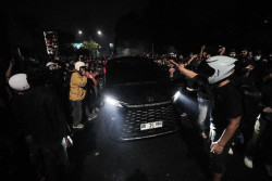 Datangi Mapolda, Gubernur DIY Sri Sultan HB X Disambut Massa Aksi