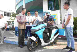 Peringati Hari Pelanggan Nasional, Direktur PLN Resmikan Go Charge, Layanan Pengisian Motor Listrik Mobile di PLN UP3 Salatiga