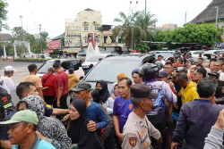 Jokowi Bagi-bagi Sembako di Terminal Tirtonadi dan Pasar Gede