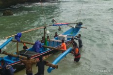 Perahu Nelayan Terbalik di Pantai Depok Bantul, Dua ABK Selamat