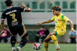 Gol Penalti Akhir Laga, Buyarkan Kemenangan Dewa United Atas Persebaya