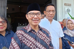 Wali Kota Hasto Kaji Larangan Kantong Plastik Sekali Pakai