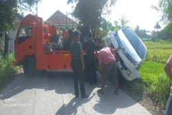 Sebuah Mobil Terguling ke Sawah di Demakijo Klaten