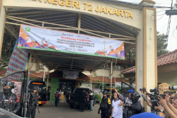 Situasi Aman, Personel Polri Tuntaskan Pembersihan SMAN 72