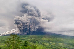 Status Gunung Semeru Naik ke Level Awas, Warga Diminta Tetap Tenang