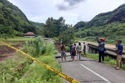 Retakan Tanah Muncul di Sompok Imogiri Usai Jalan Wunut Putus