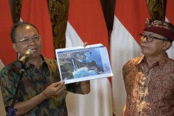 Gubernur Bali Hentikan Pembangunan Lift Kaca Kelingking