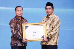 Data Keluarga Jateng Terbaik, Taj Yasin Terima Penghargaan