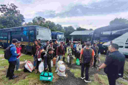 Pemprov Jateng Pulangkan 100 Warga Terdampak Banjir di Sumatra