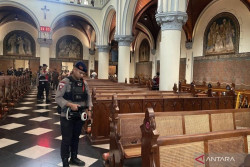 Brimob Sterilkan Gereja Katedral Jakarta Jelang Natal 2025