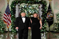 Busana Hitam dan Wajah Datar di Foto Natal Donald Trump