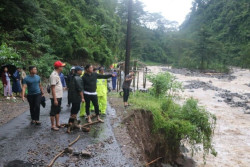 Sempat Tertutup Longsor, Jalan ke Desa Tempur Mulai Bisa Dilalui