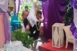 Banjir Tak Halangi Ela dan Muhadi Gelar Resepsi Pernikahannya