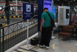 KAI Sediakan Pengering Payung dan Pembersih Sepatu di Stasiun