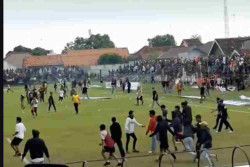 Ricuh Liga 4! Pemain PSIR Serang Wasit, Suporter Jebol Pagar Stadion