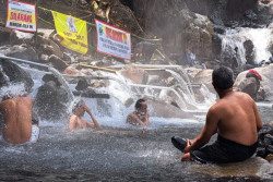 Pancuran 13 Guci Tegal Kembali Ramai Seusai Banjir