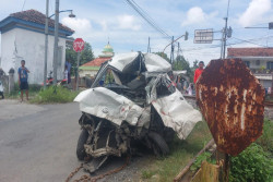 KA Harina Tabrak Mobil di Mranggen, Sopir Tewas