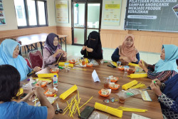 Warga Rejowinangun Jogja Dilatih Daur Ulang Sampah Jadi Kerajinan