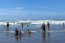 Padusan di Parangtritis, Waspadai Rip Current dan Gelombang Tinggi