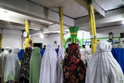 Jemaah Tarekat Naqsyabandiyah Padang Laksanakan Tarawih Perdana