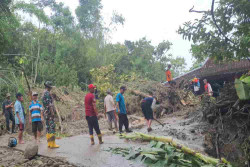 Dampak Banjir dan Longsor Tancep, Warga Kerja Bakti untuk Pembersihan
