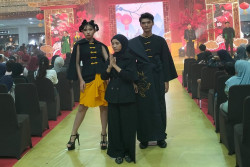 Fashion Show Imlek Fusion, Karya Mahasiswa AKS AKK Jogja Tampil Beda