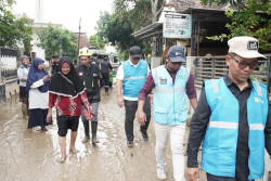 PLN Salurkan Bantuan Banjir Gubug dan Pulihkan Listrik Warga