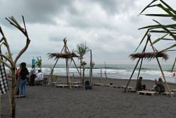 Nawang Senja Jadi Spot Ngabuburit Favorit di Pantai Glagah
