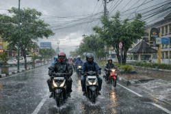 Tips Aman Berkendara Saat Hujan Lebat dari Honda Jogja
