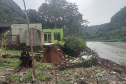Musala Ngepohsari Bantul Roboh Tergerus Erosi Sungai Oya