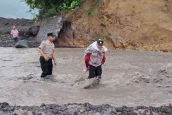 Polisi Lumajang Gendong Siswa Seberangi Lahar Hujan Semeru