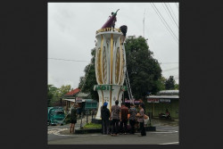 Ikon Tugu Terong Bantul Miring Diterjang Angin Kencang