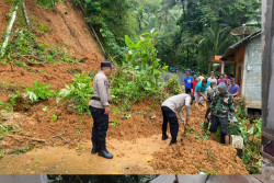 Foto-Foto Longsor Kokap Kulonprogo, Warga dan Polisi Bersihkan Area