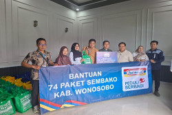 Indomaret Salurkan Paket Sembako untuk Lansia Wonosobo