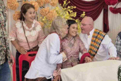 Viral! Perempuan Thailand Nikahi Dua Pria Austria Sekaligus