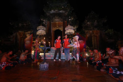 Disambut Tari Kecak, Pebalap Honda MotoGP Kopdar Bareng Bikers Bali
