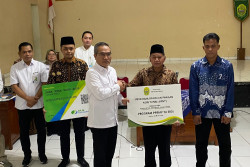 Bupati Abdul Halim Muslih Serahkan Paket Bantuan Sosial PPBMP