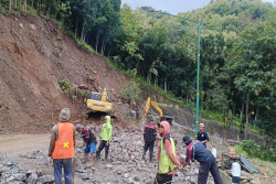 Longsor Jalur Clongop Gunungkidul, Tiga Alat Berat Diterjunkan