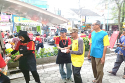 Warteg Gratis Alfamart Hadir di Jogja, Siap Bagi 55 Paket Buka Puasa