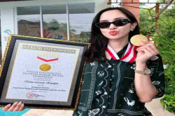 Luar Biasa! Kirana Larasati Selam 127 Meter dan Cetak Rekor MURI