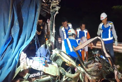 Kecelakaan di Tol Ngawi-Solo, Kernet Truk Tewas dan Sopir Luka Berat