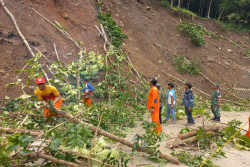 Kurangi Risiko Longsor, Pohon di Tebing Clongop Dipotong