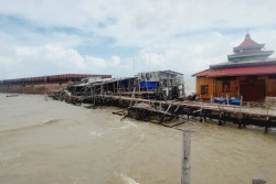 Kapal Tongkang Tabrak 7 Rumah di Demak, 12 Warga Mengungsi