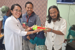 Transporter Sampah di Gowongan Jogja Dapat APD untuk Cegah Penyakit
