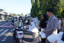 Siswa SLB Negeri Pembina Jogja Bagi-bagi Takjil kepada Warga