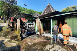 Mobil Daihatsu Zebra di Magetan Hangus Terbakar di Teras Rumah