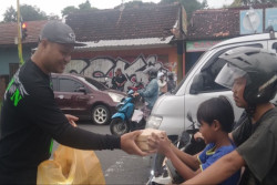 Brigade Joxzin Bagikan Ratusan Paket Takjil di Palbapang Bantul