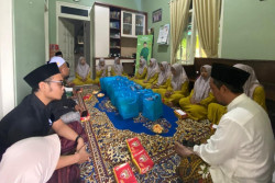 Gus Muhaimin Tebar Ribuan Paket Sembako di Sejumlah Daerah